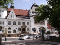  Der Müller´s City Express fährt am Bomann Museum Celle vorbei.